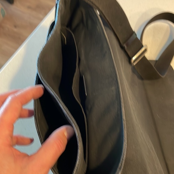 LOUIS VUITTON
DAMIER GRAPHITE DISTRICT MESSENGER MM - Picture 7 of 9